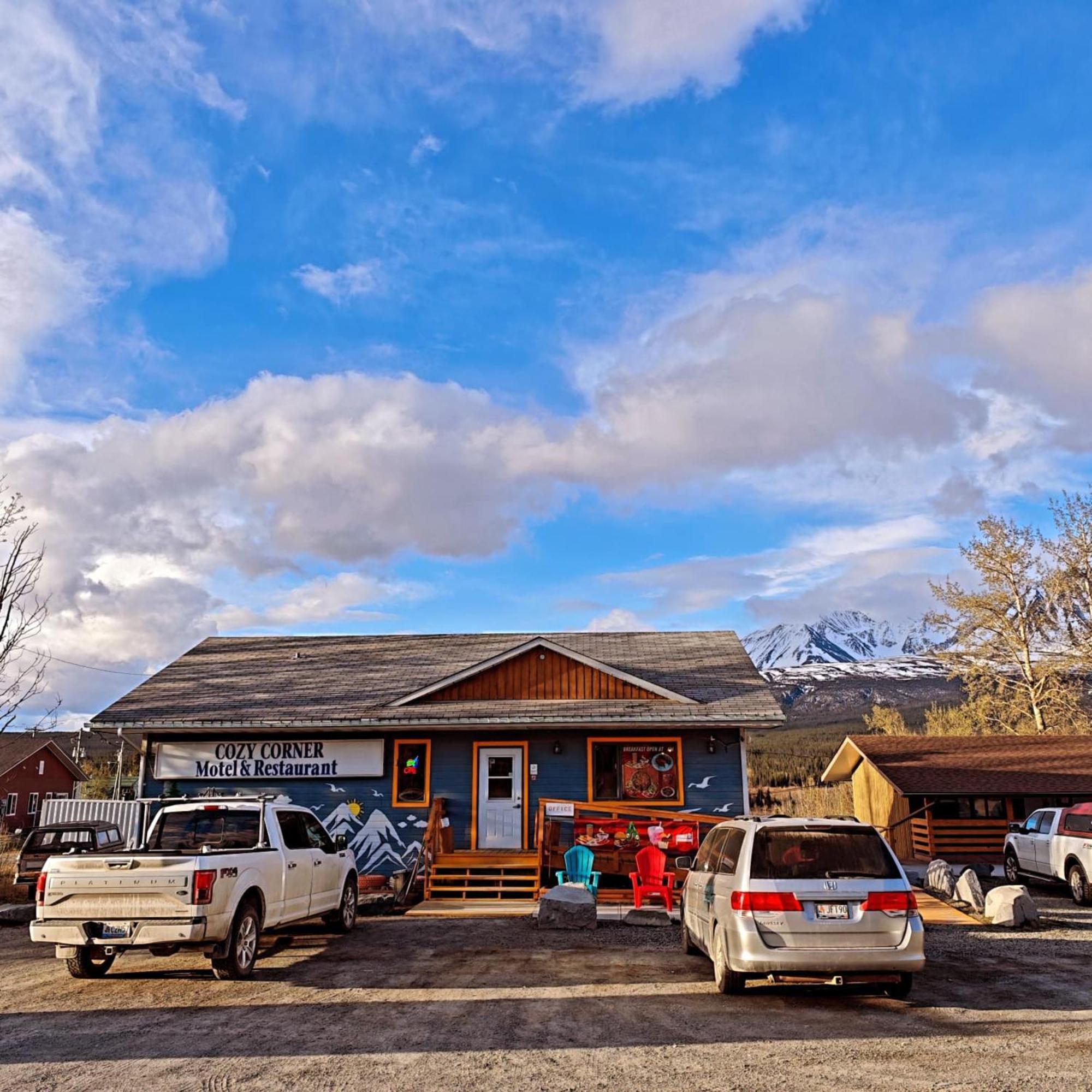 Cozy Corner Motel & Restaurant Haines Junction Exterior photo