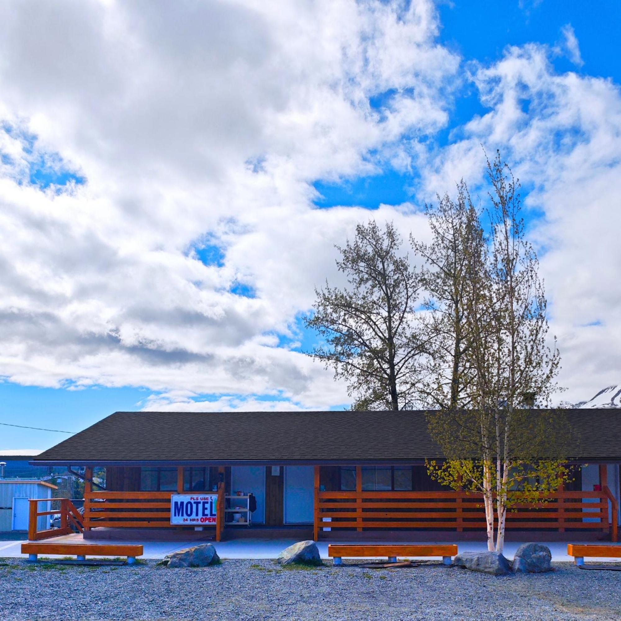 Cozy Corner Motel & Restaurant Haines Junction Exterior photo