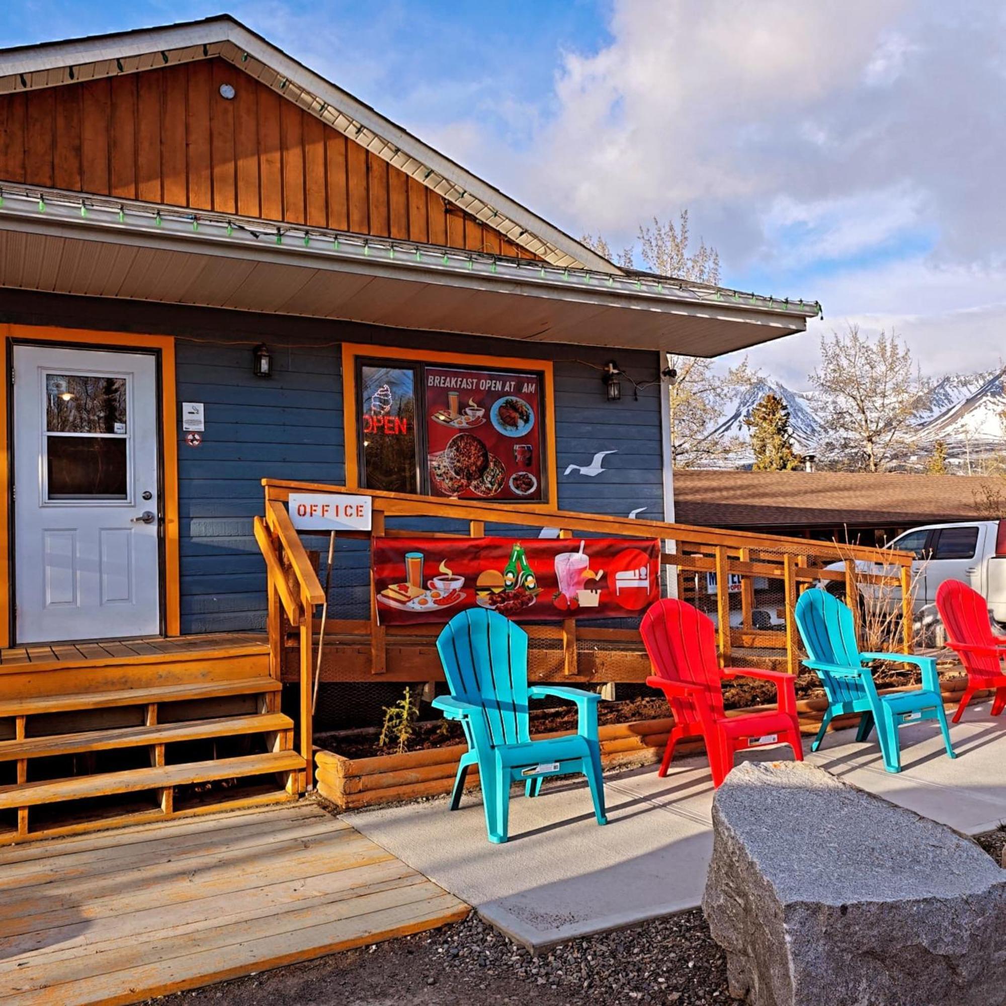 Cozy Corner Motel & Restaurant Haines Junction Exterior photo